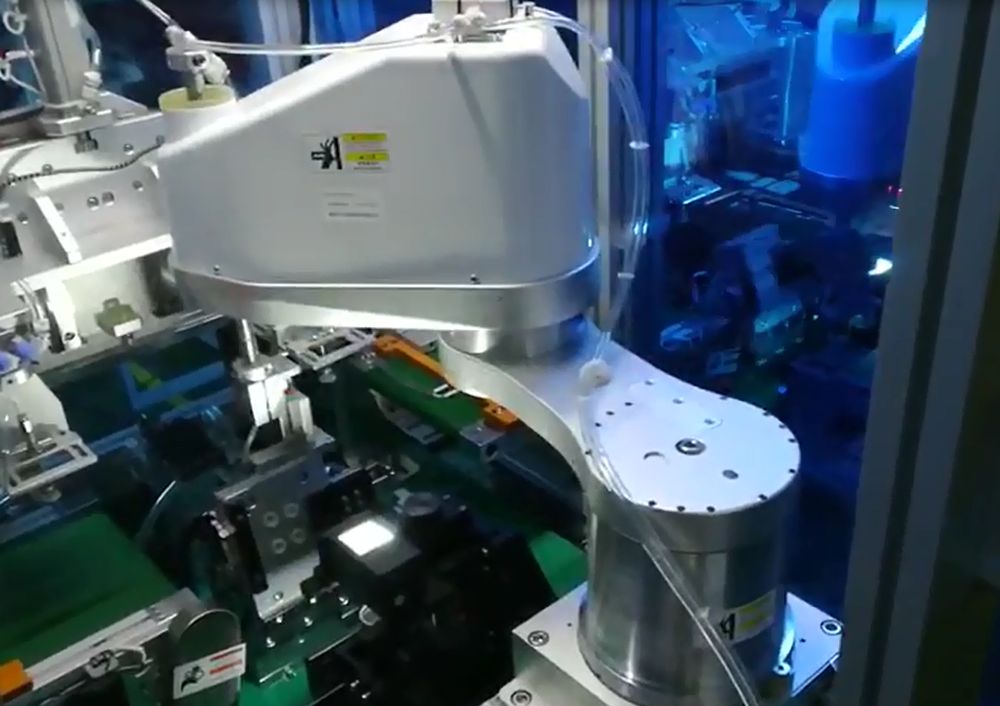 SCARA四軸機(jī)械手  手機(jī)主板切割搬運(yùn)視頻